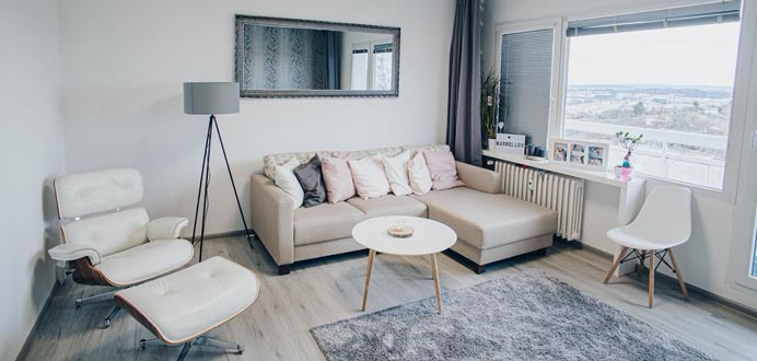 Plattenbau-Wohnzimmer im skandinavischen Stil Inspiration für ein schönes Sofa